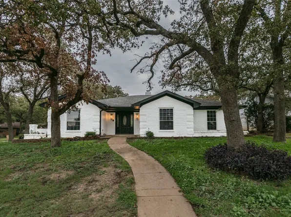 401 Chisholm Trl, Hurst, TX 76054