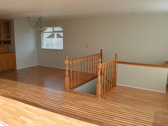 Dining area to left