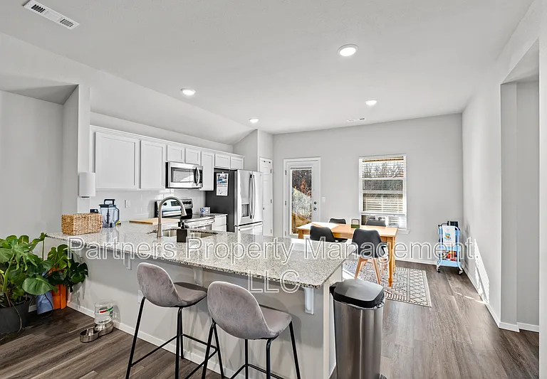 1121 E Sparrow Cir — Photo 5