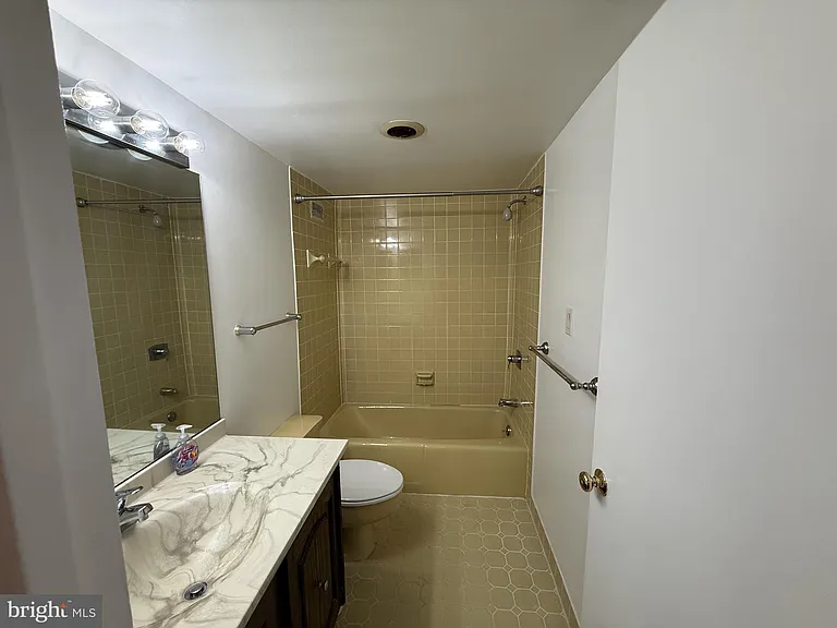 5225 Pooks Hill Rd #1011N — Photo 5