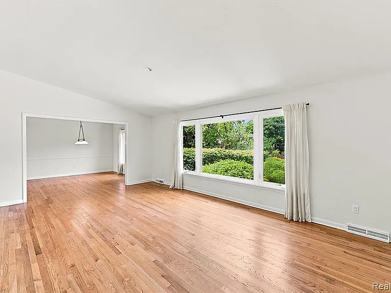 980 Sandhurst Rd — Photo 8