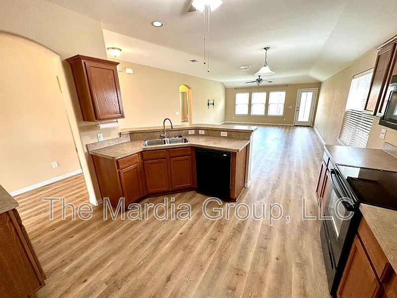 3 bed, 2.0 bath, 1804 sqft, $1,650 — Photo 4