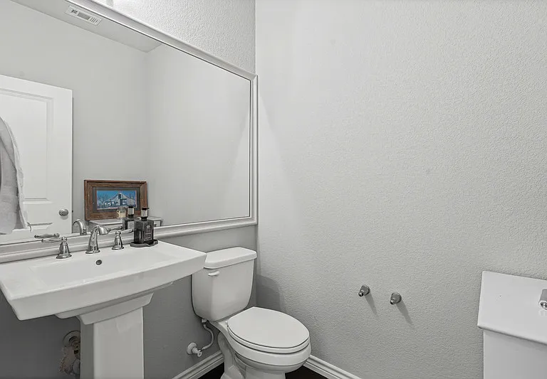 2409 W Robert St — Photo 12