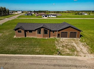 204 3rd St NW, Gwinner, ND 58040