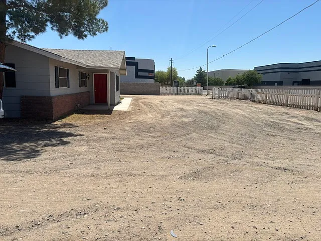 1470 W Houston Ave — Photo 11