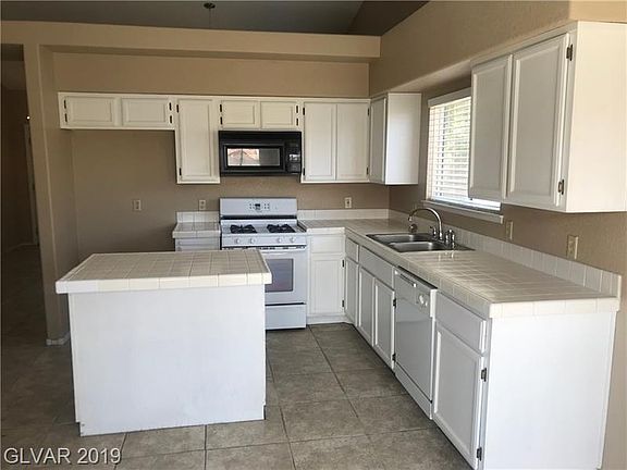 3rd image of 5040 Golfridge Dr