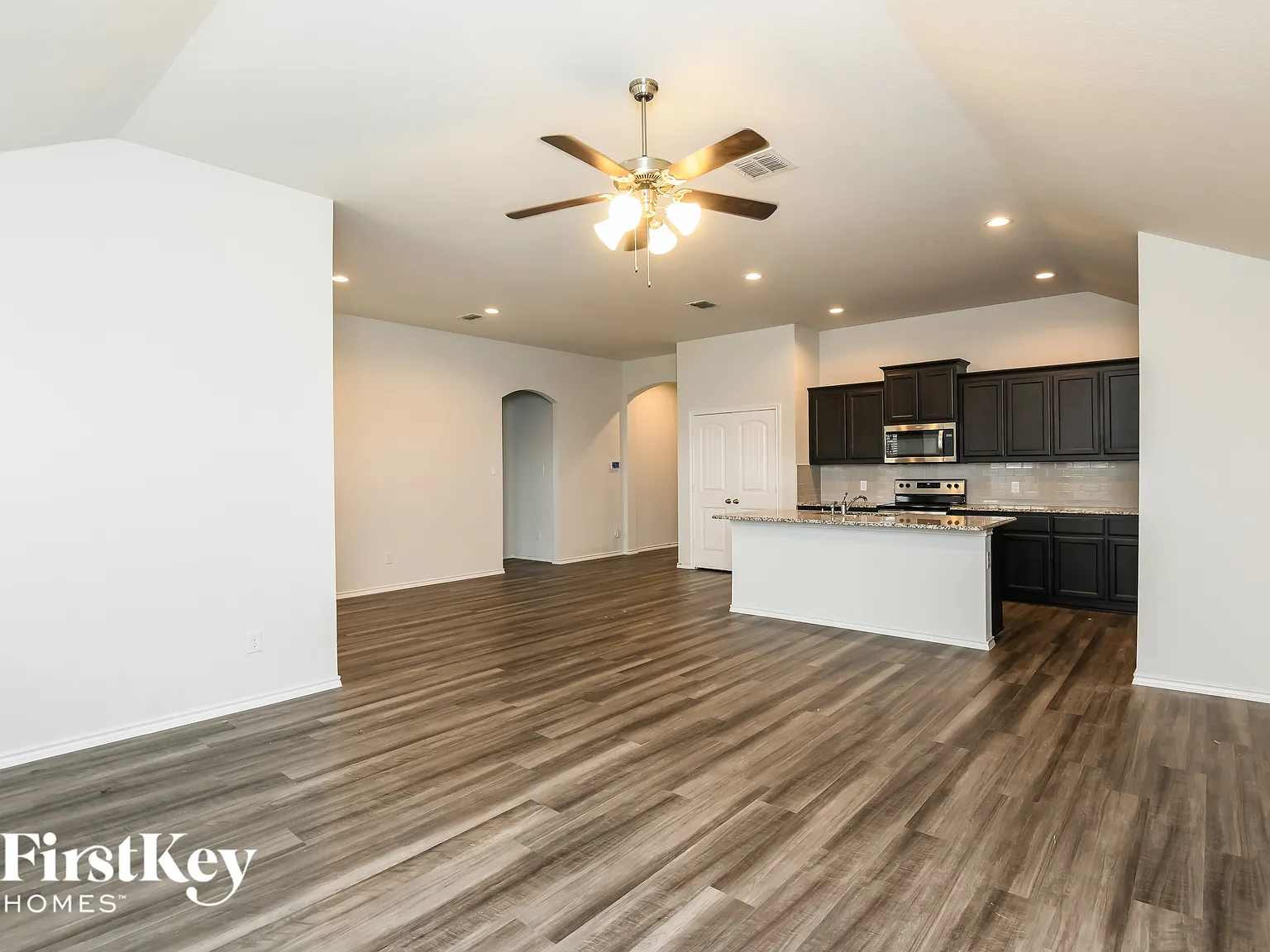 3 bed, 2.0 bath, 1752 sqft, $2,305 — Photo 3