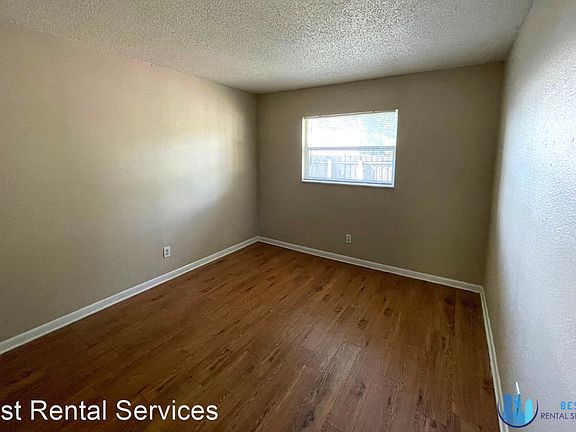 4th image of 201 NW Jefferson Cir N #11339390