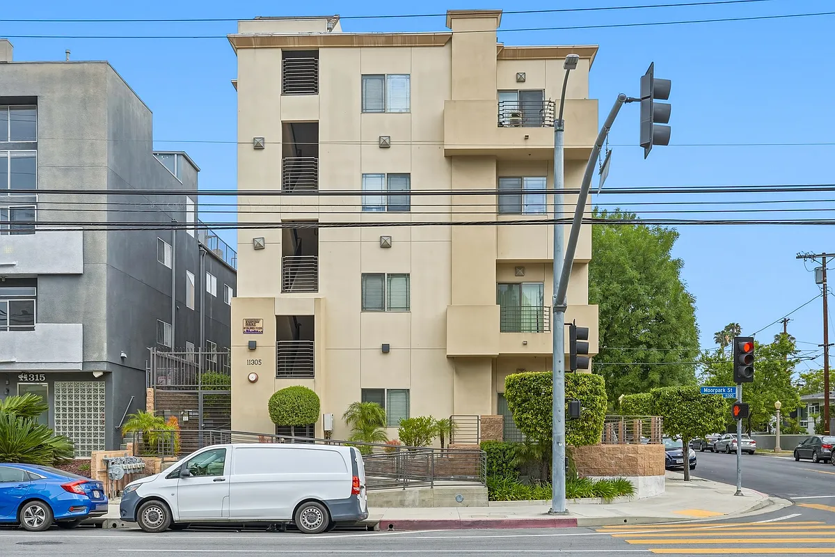 Building Photo - 11305 Moorpark St #1