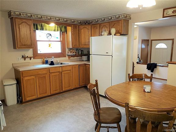3rd image of 23 Dubonnet Dr