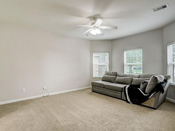 4th image of 834 Driftwood Ln