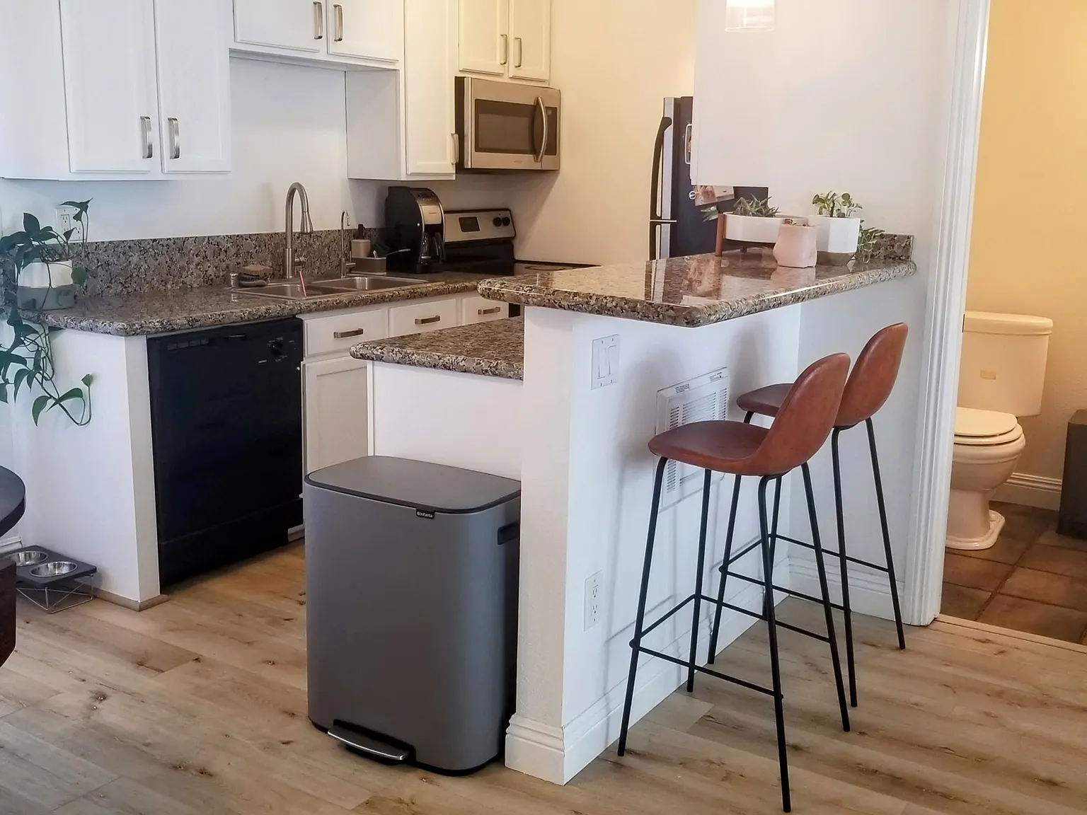 2 bed, 1.5 bath, 1012 sqft, $2,550 — Photo 2