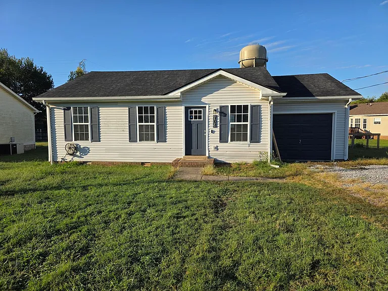 704 Carbondale Dr — Photo 2