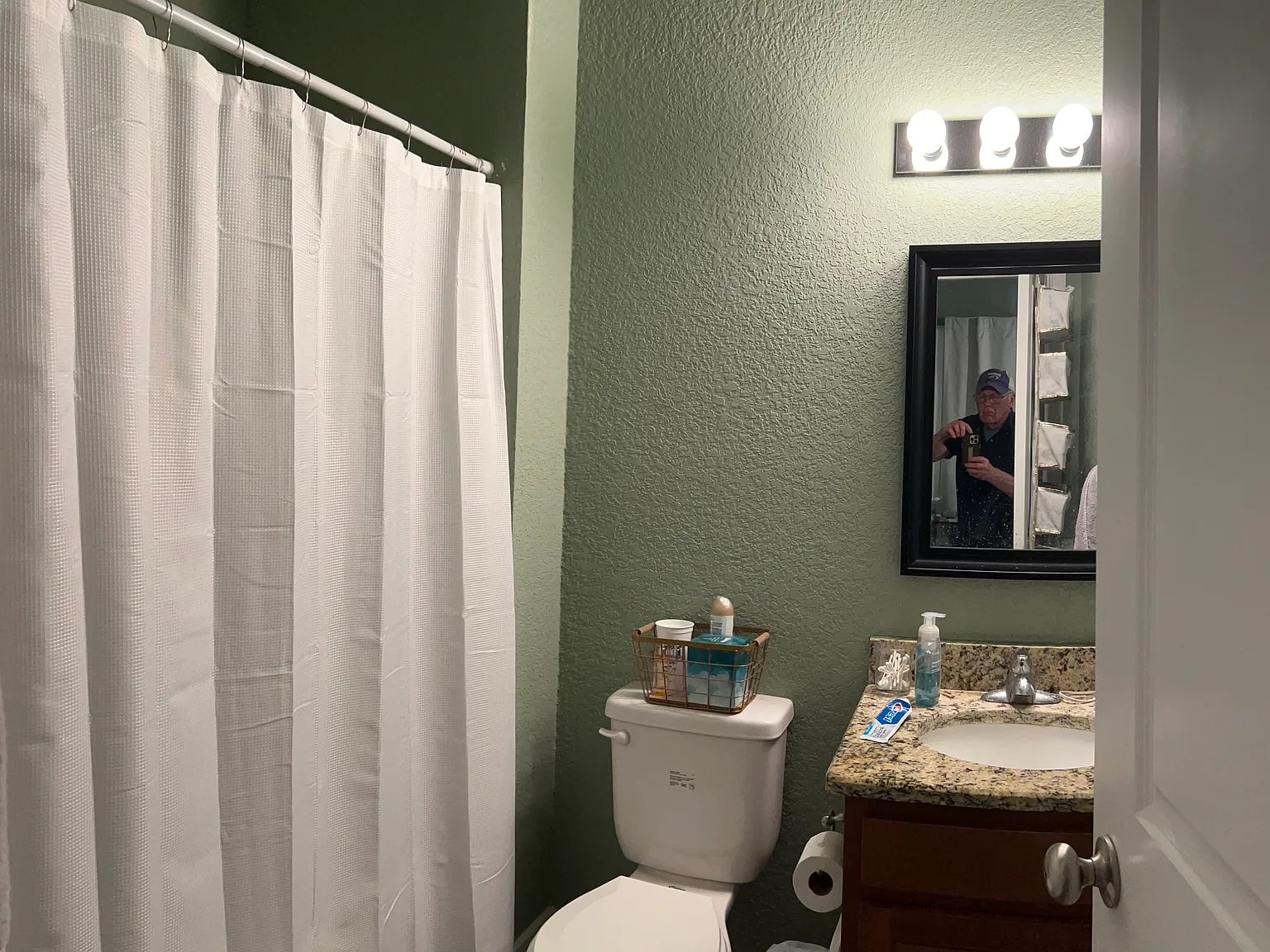 8 bed, 4200 sqft, $4,800 — Photo 4