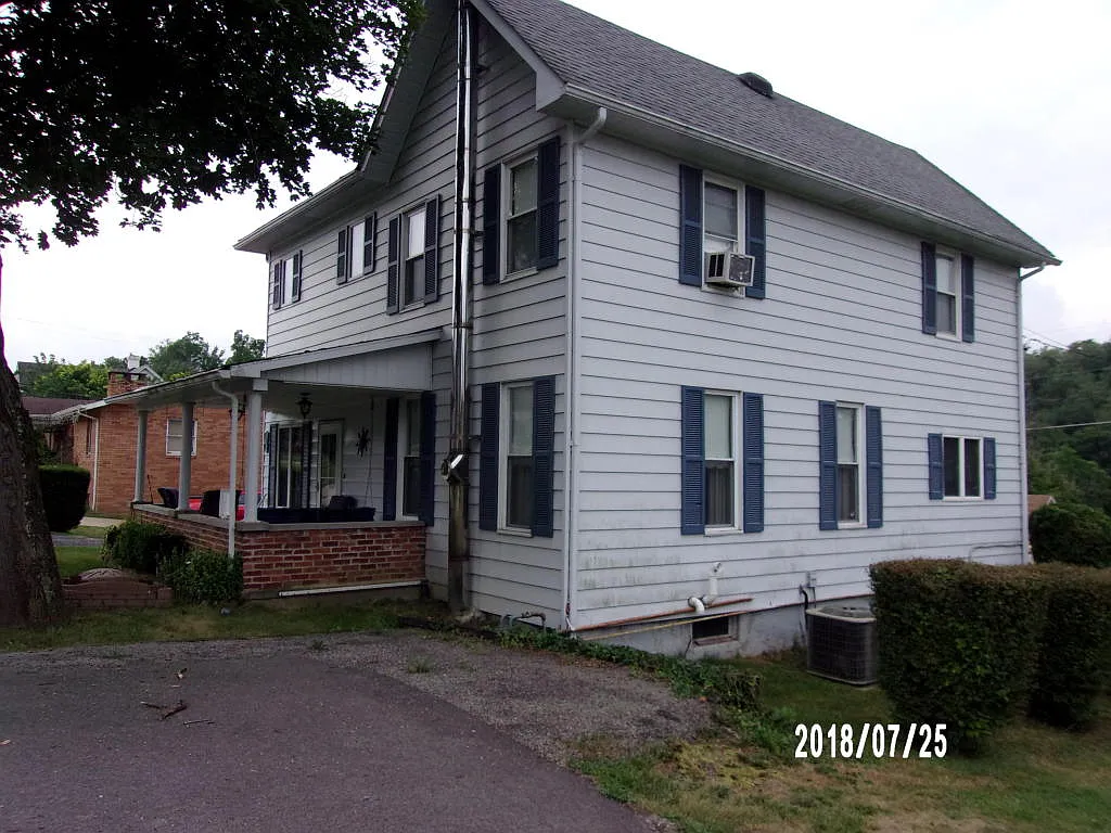 1231 Maple St photo 1