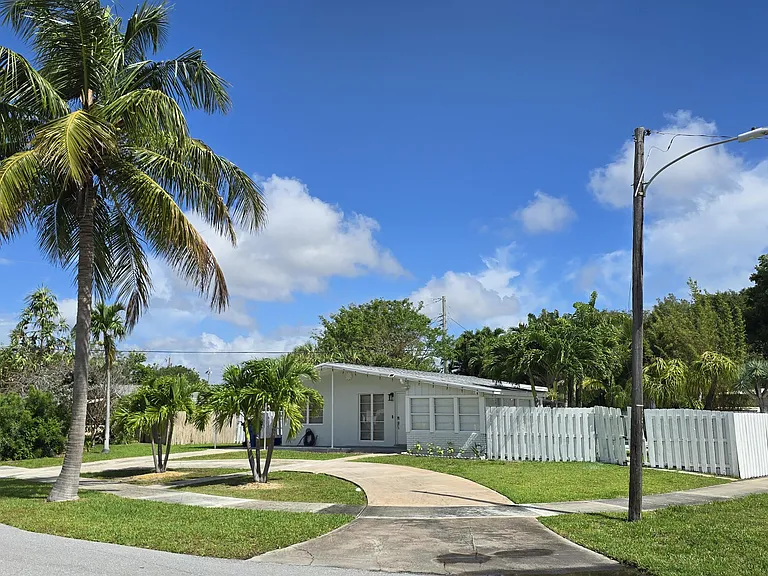 887 W Duval St — Photo 5