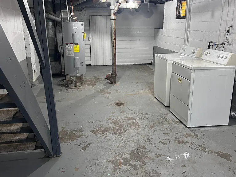738 N Bradley Ave — Photo 2