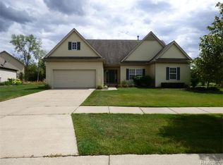 2165 Lagoon Dr, Rochester Hills, MI 48309