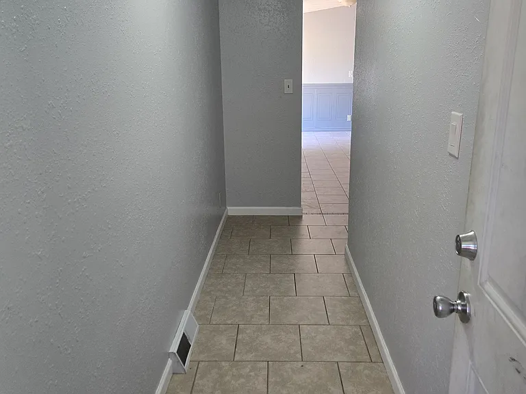 5015 Highland Dr — Photo 2