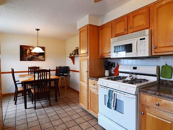 5th image of 15 Lorrie Dr