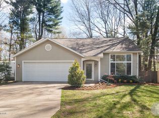 85 Navajo Ave, Holland, MI 49424