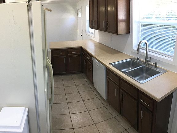 Kitchen - Modern fixtures, Refurbished cabinets, Side-by-side refrigerator, Dishwasher, Easy-lift Cordless blinds