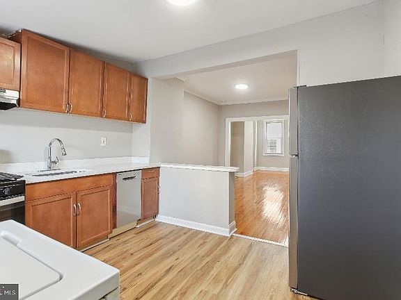 5th image of 626 Archer St