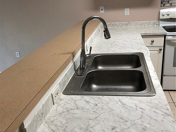 2nd image of 379-381 Bell BLVD S
