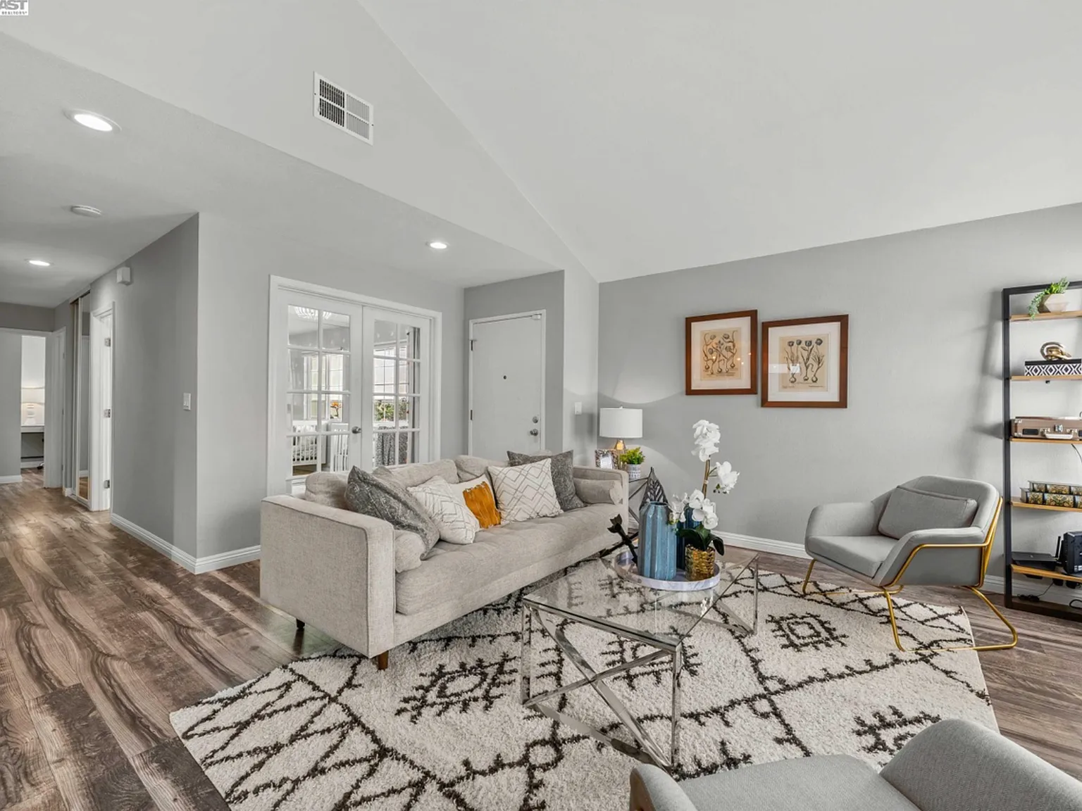 3 bed, 1129 sqft, $4,295 — Photo 3