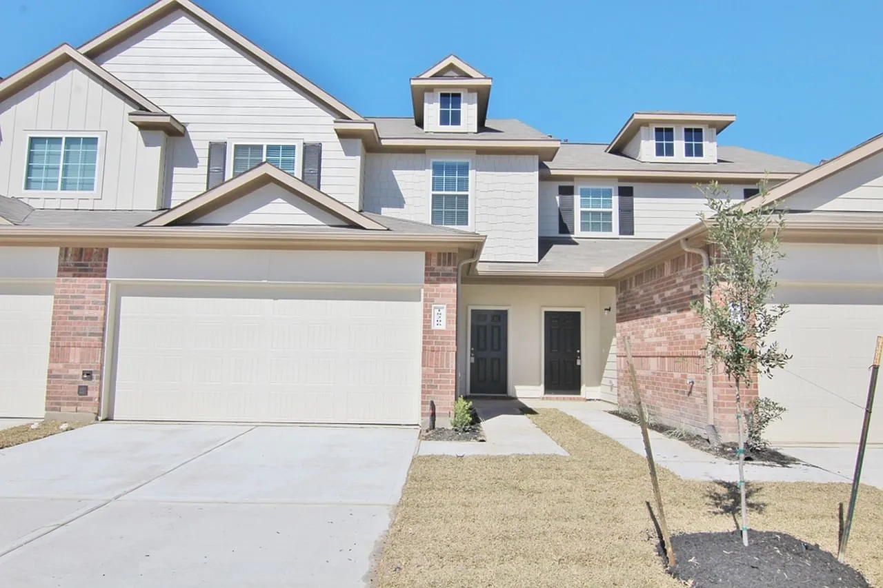 Brenwood Manor — Photo 1