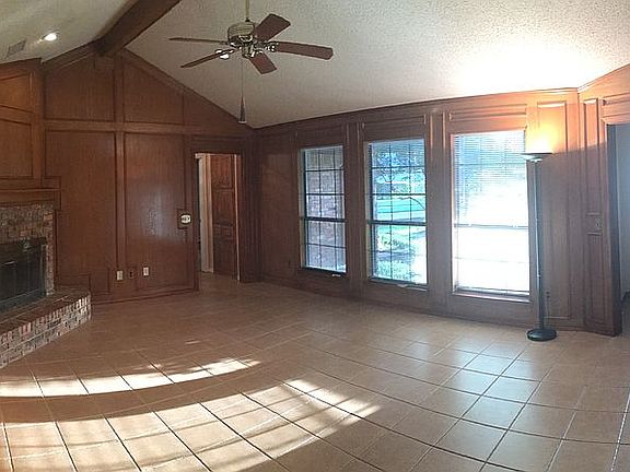 3rd image of 424 Rocky Glen Cir