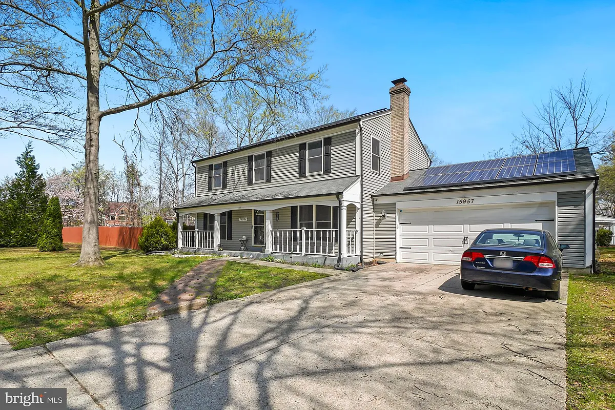Building Photo - 15957 Alameda Dr
