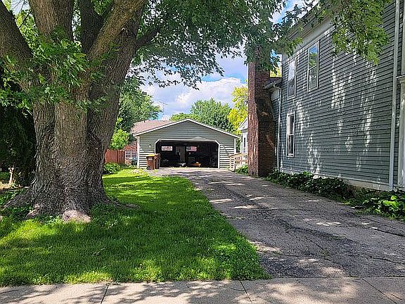 3rd image of 210 E Lincoln St