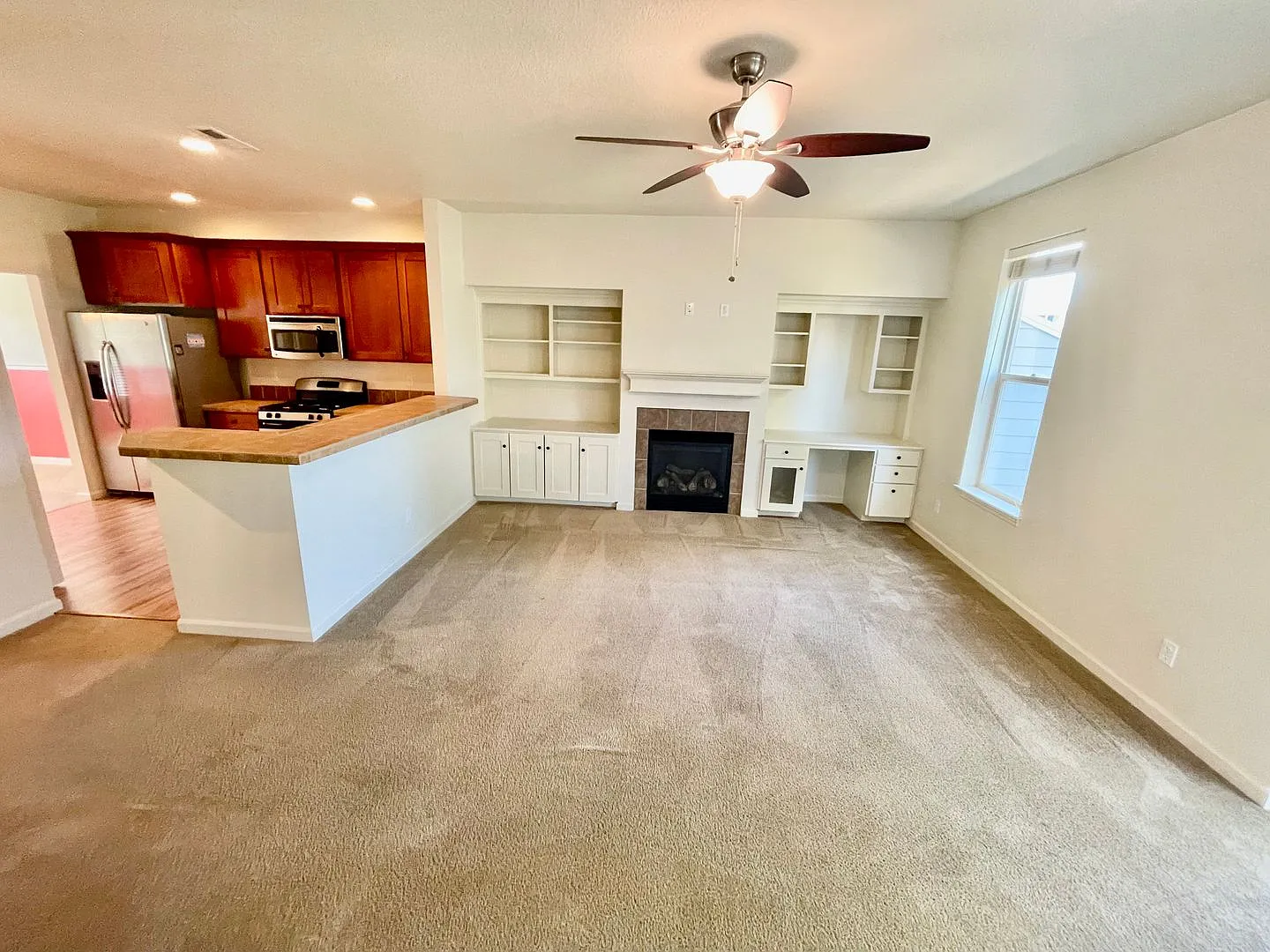 Cedar Hills/Mills Area Two Bedroom Townhome with 2 Car Garage, A/C & Private Deck. — Photo 2