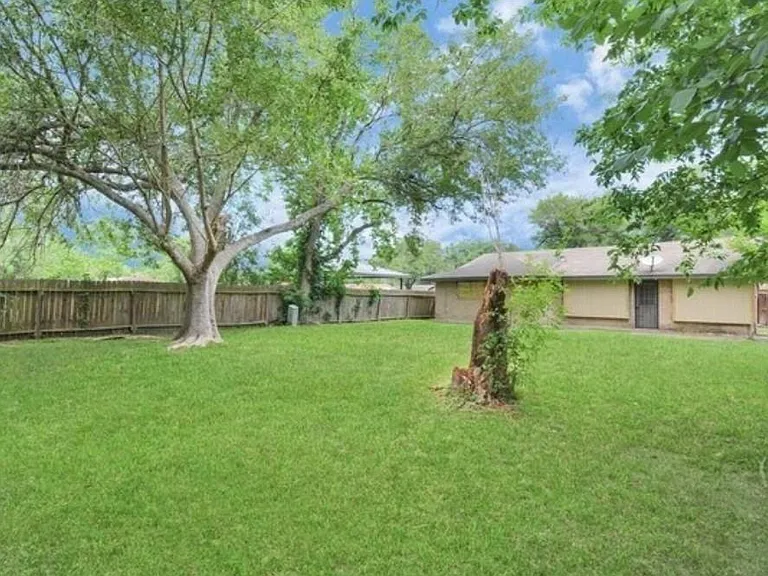 4803 Beechaven St — Photo 26