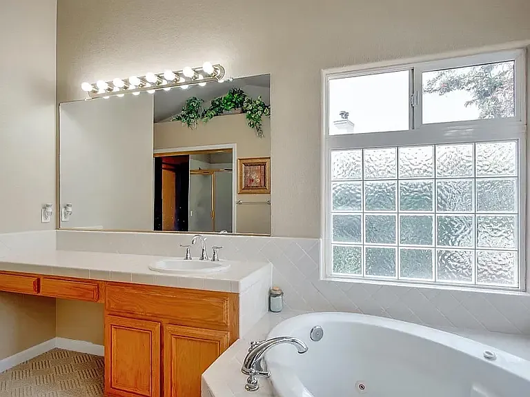 5 bed, 3023 sqft, $5,380 — Photo 3