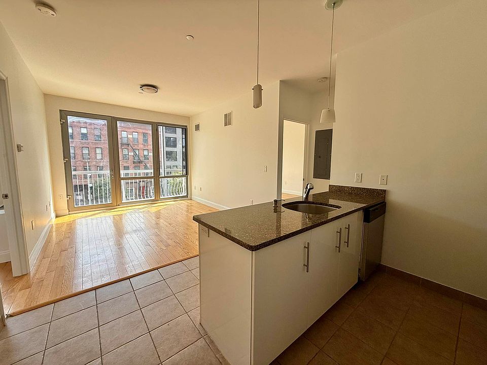 1st image of 579 Warren St #7