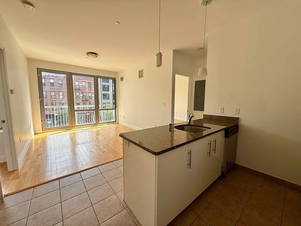 579 Warren St #7