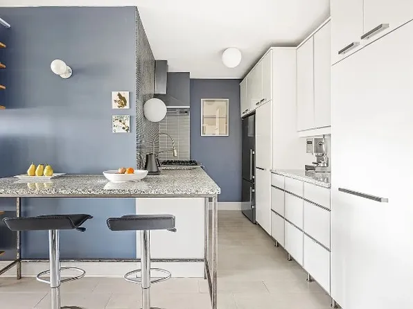 135 Ocean Parkway image 7 of 8