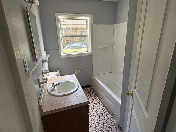 2nd image of 2254 Clinton St