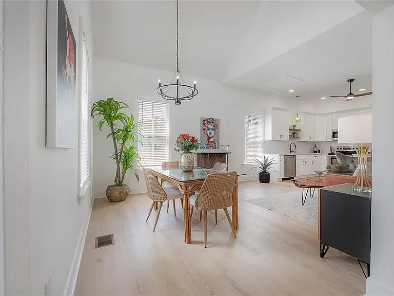 408 E Amelia Ave — Photo 6