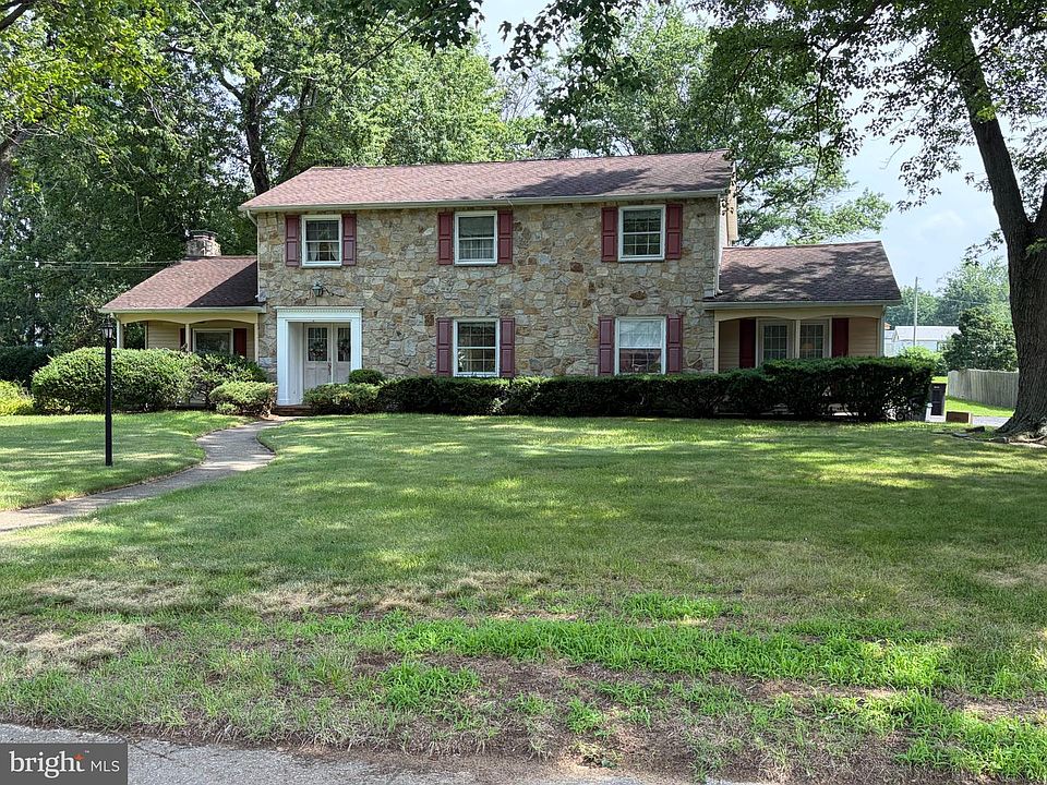1st image of 8 Colonial Dr