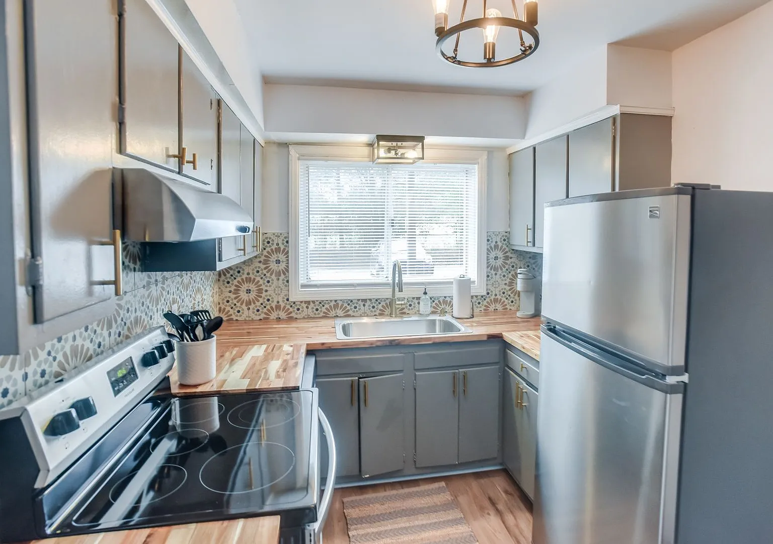 Charming Furnished 2BR/1BA in Midtown Savannah Close to Everything! Unit 2 — Photo 1