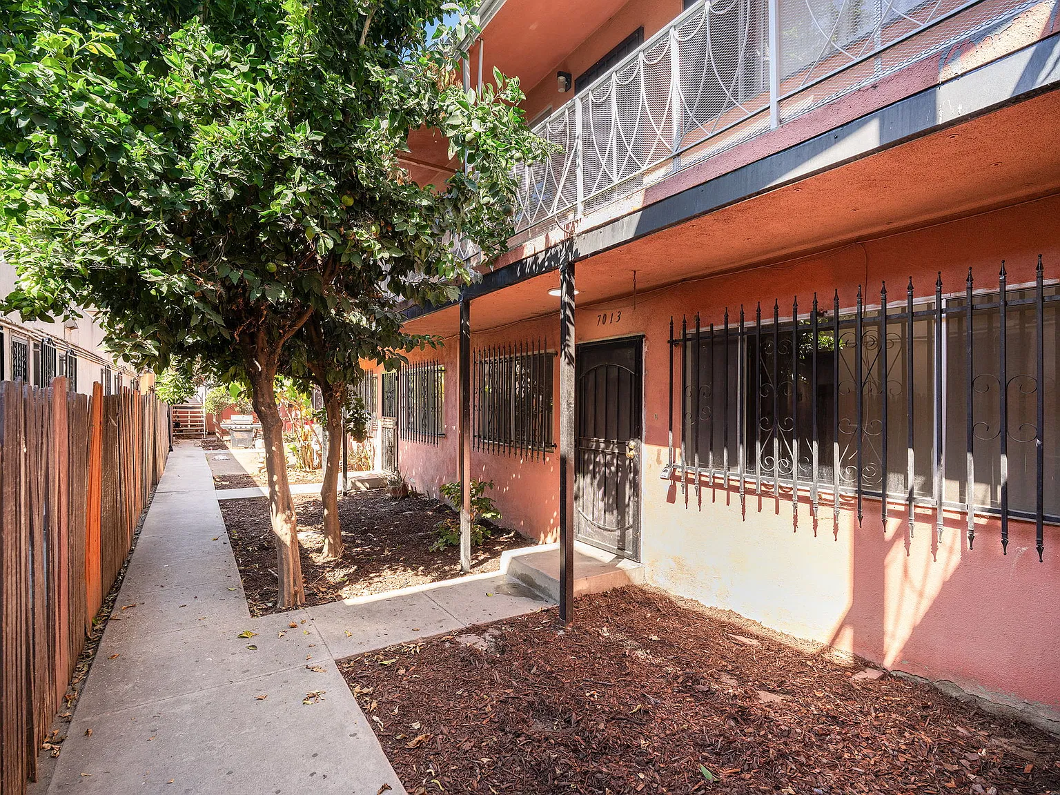 2 bed, 800 sqft, $2,300 — Photo 3