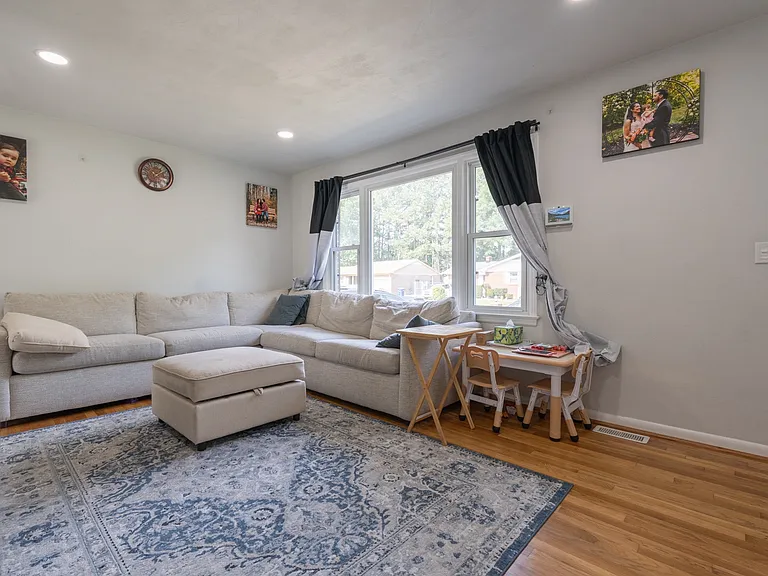 1217 Lakeview Dr — Photo 2