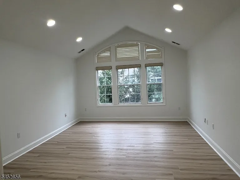 311 Kensington Ln — Photo 17