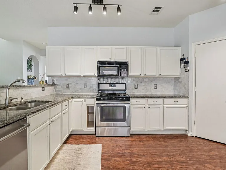 5825 Shetland Cir — Photo 16