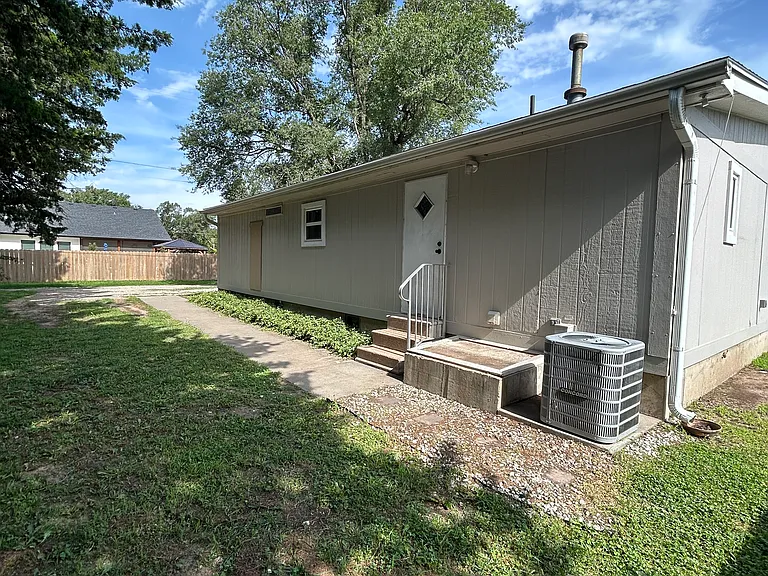 919 N Main St — Photo 13
