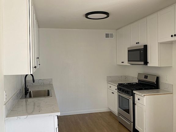 2nd image of 1014 W Huntington Dr APT 14