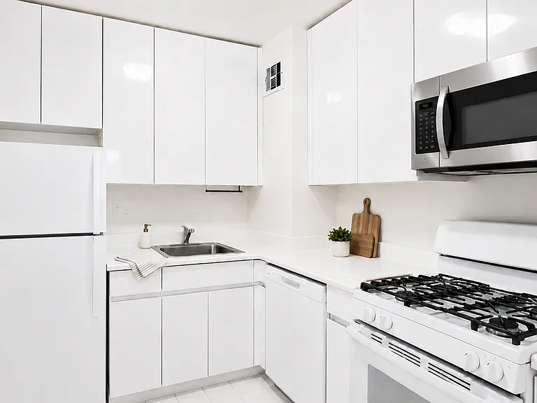 360 W 22nd St #10D — Photo 3